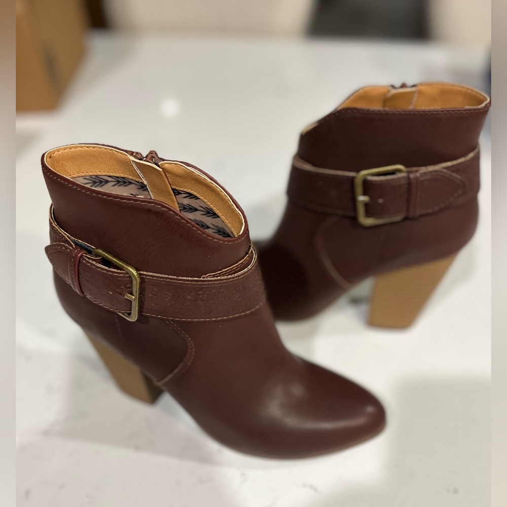 Code West Women's Swerve Round Toe Ankle Boots Western Buckle - Size 8M Brown